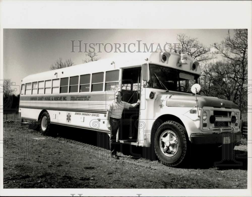 1989 Press Photo Neil Hawley with Emergency Bus, East Longmeadow, Massachusetts- Historic Images