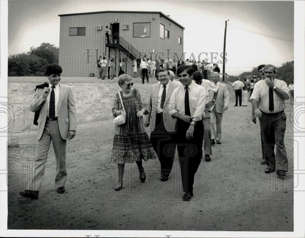 1983 Press Photo Governor Michael Dukakis leaves with Group in Deerfield- Historic Images