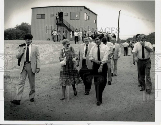 1983 Press Photo Governor Michael Dukakis leaves with Group in Deerfield- Historic Images