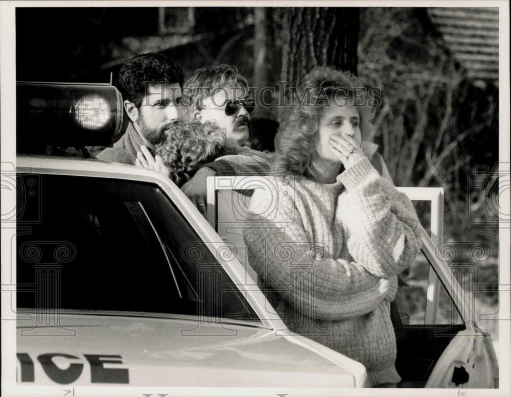 1990 Press Photo Tommy Morrissette and Family watch Auto Body Shop burn- Historic Images