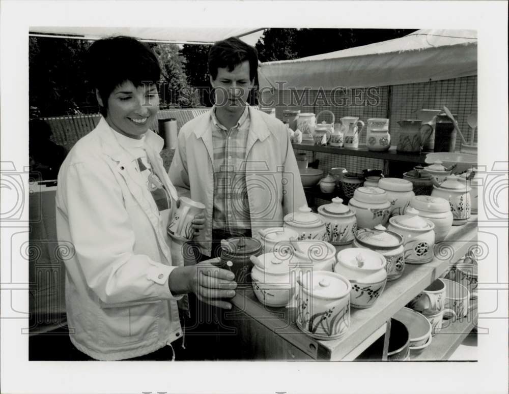 1991 Press Photo Chris &amp; Paul Dziengelewski select pottery at WestFest, MA- Historic Images