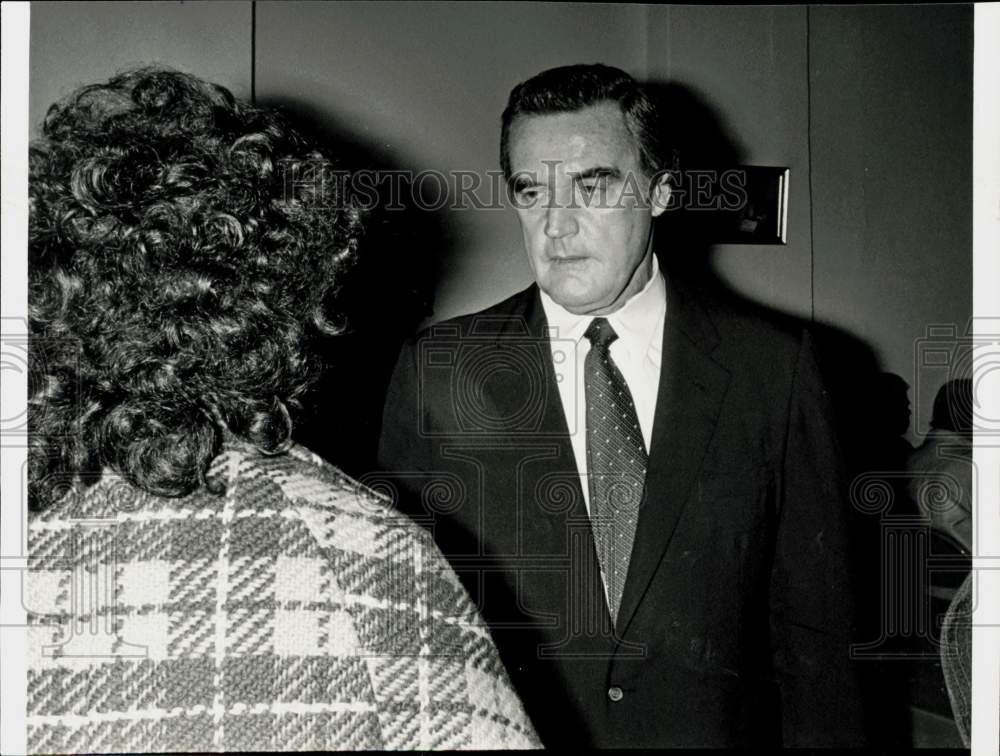 1983 Press Photo Ex-Governor Edward King talks with people at soup kitchen, MA- Historic Images