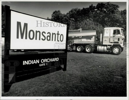 1987 Press Photo Semi leaving Monsanto Indian Orchard Plant, Massachusetts- Historic Images