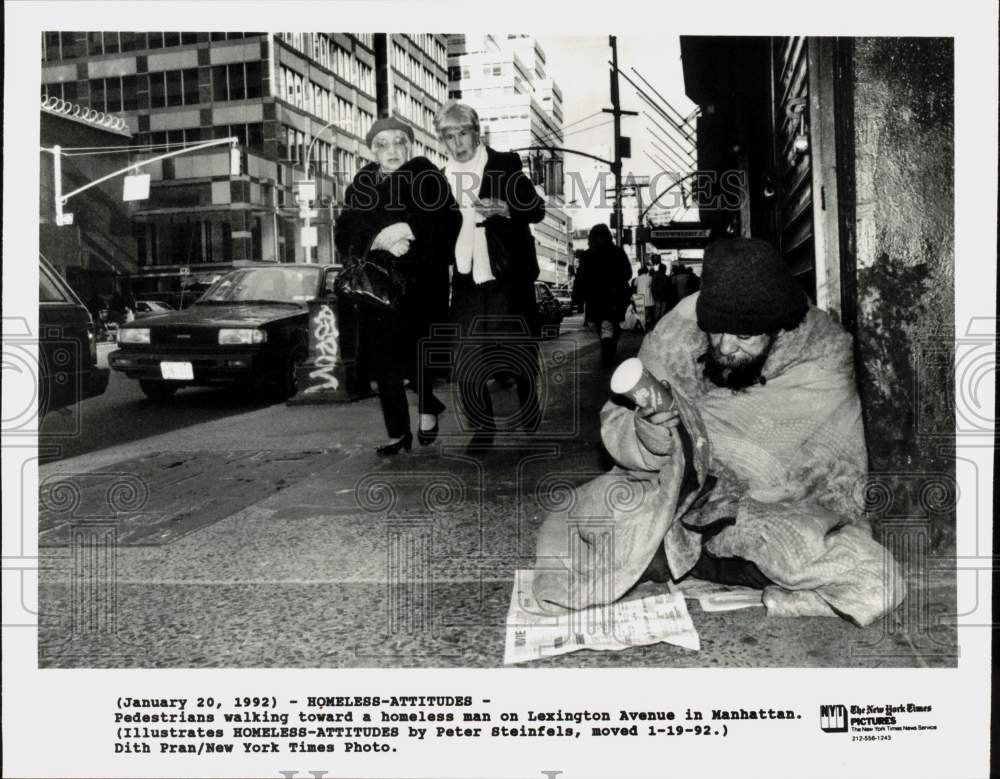 1992 Press Photo Homeless man on Lexington Avenue in Manhattan, New York- Historic Images