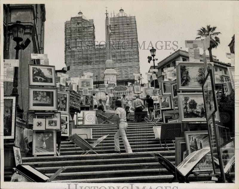 Load image into Gallery viewer, 1973 Press Photo Artists exhibition at the Spanish Steps in Rome, Italy
