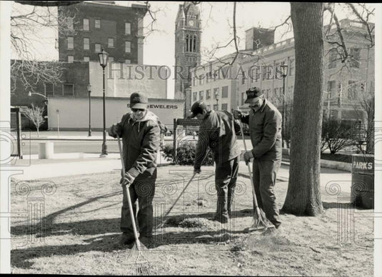 1989 Press Photo Holyoke Park Dept. workers rake leaves at Veterans Park, MA- Historic Images