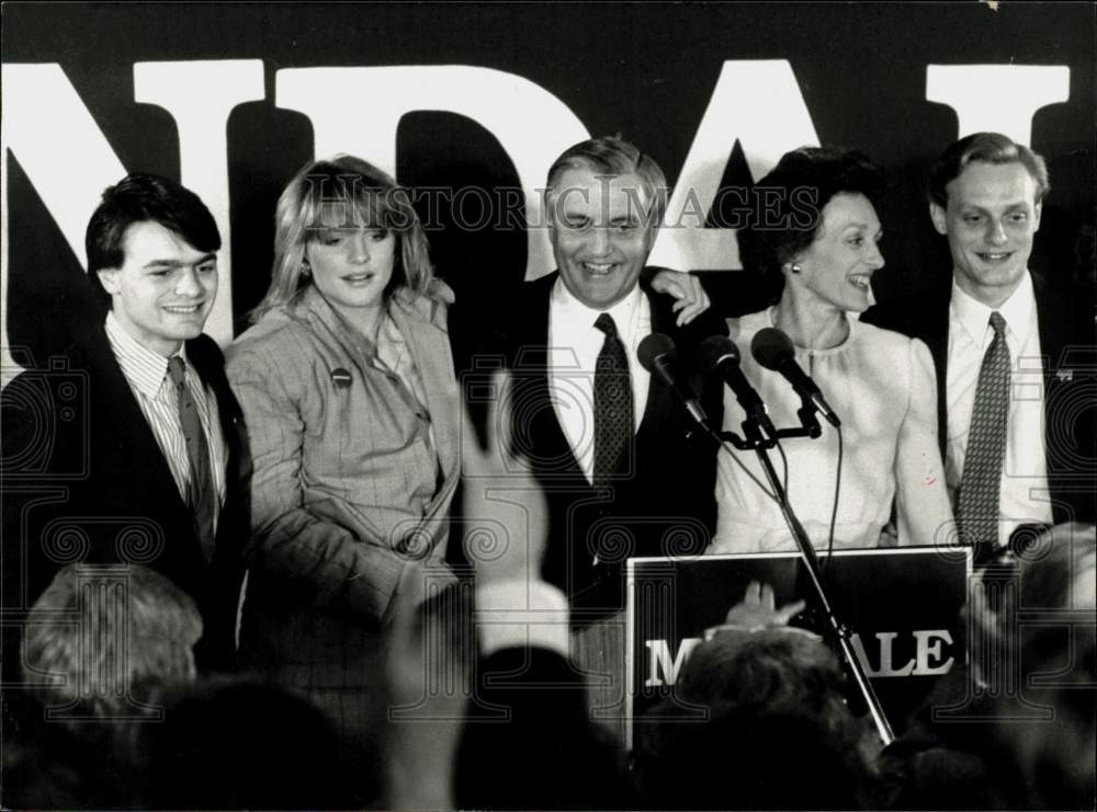 1984 Press Photo Presidential candidate Walter Mondale and members of his family- Historic Images