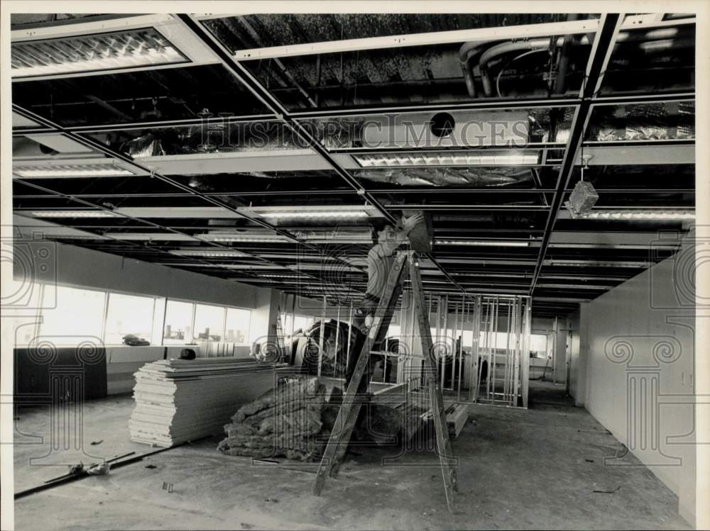 1989 Press Photo Bill Eaton works construction at Federal Building, Springfield.- Historic Images