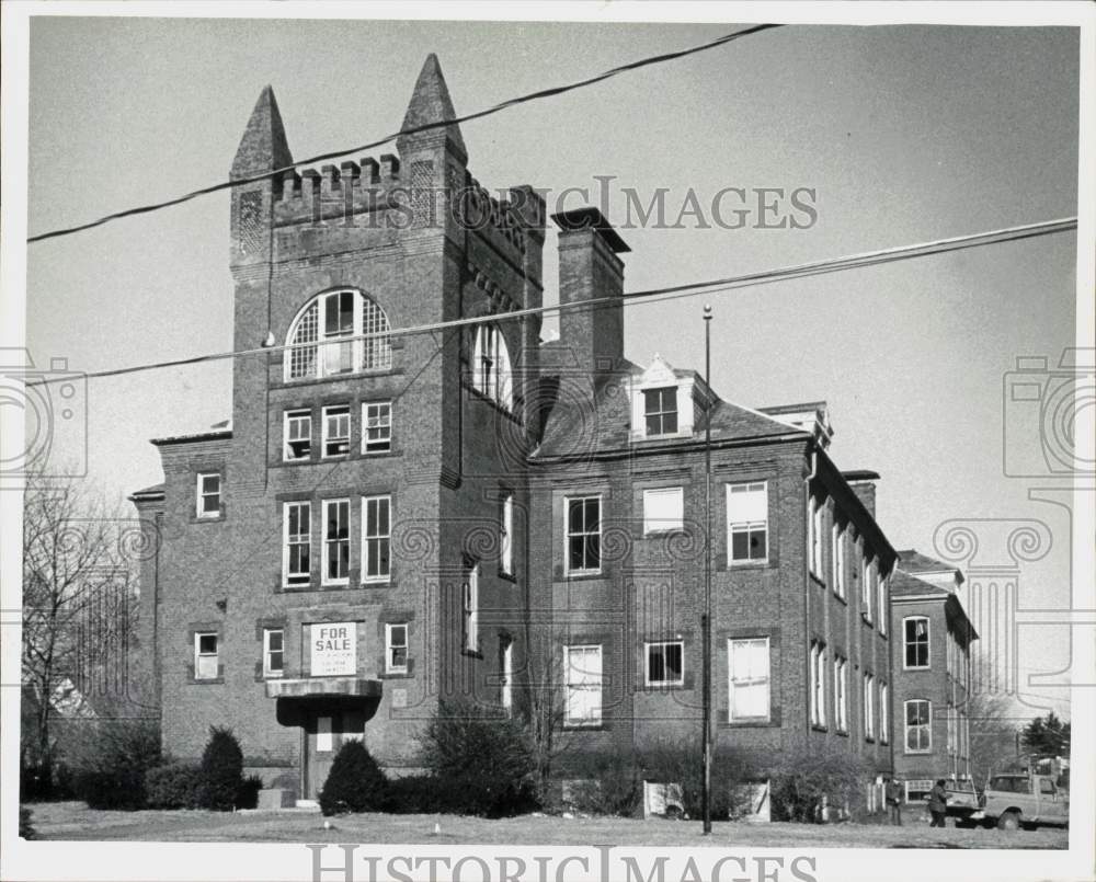 Press Photo Exterior view of Elmwood Elementary School in Holyoke, Massachusetts- Historic Images