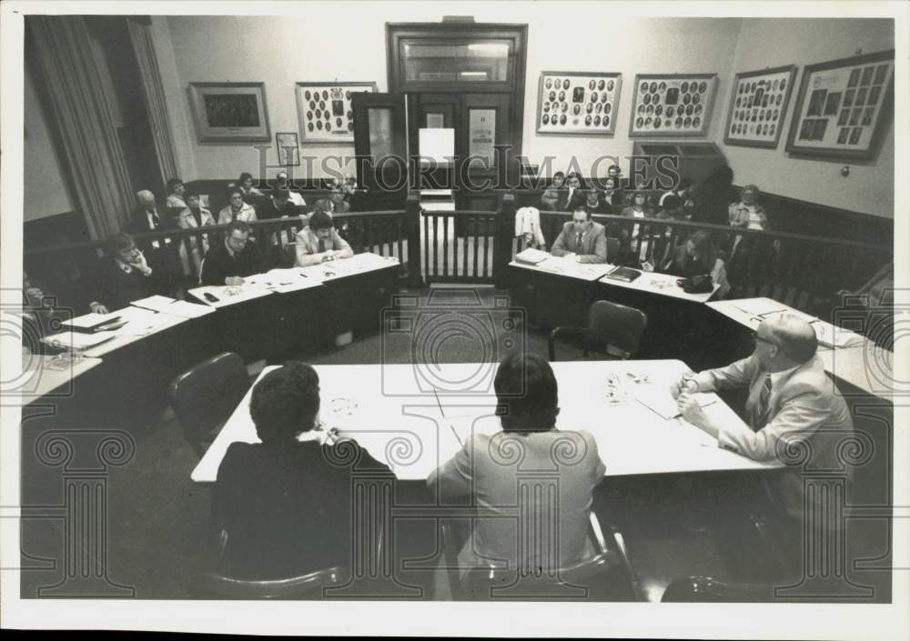 1982 Press Photo City Council members in meeting at Holyoke City Hall.- Historic Images