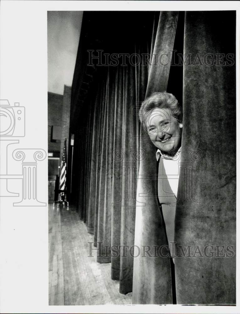 1990 Press Photo Theater director Tess Pellessier at Monson Jr. Sr. High School.- Historic Images