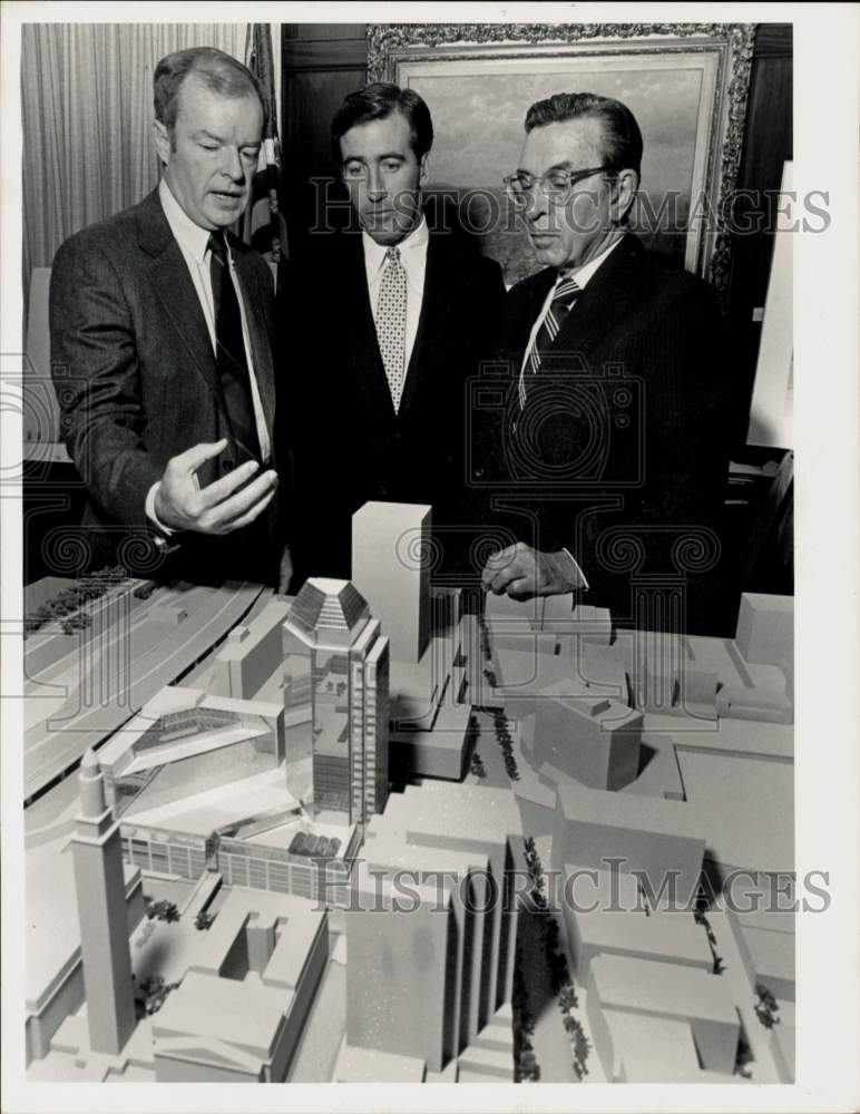 1984 Press Photo Gordon Oakes describes model of Monarch Plaza, Massachusetts- Historic Images