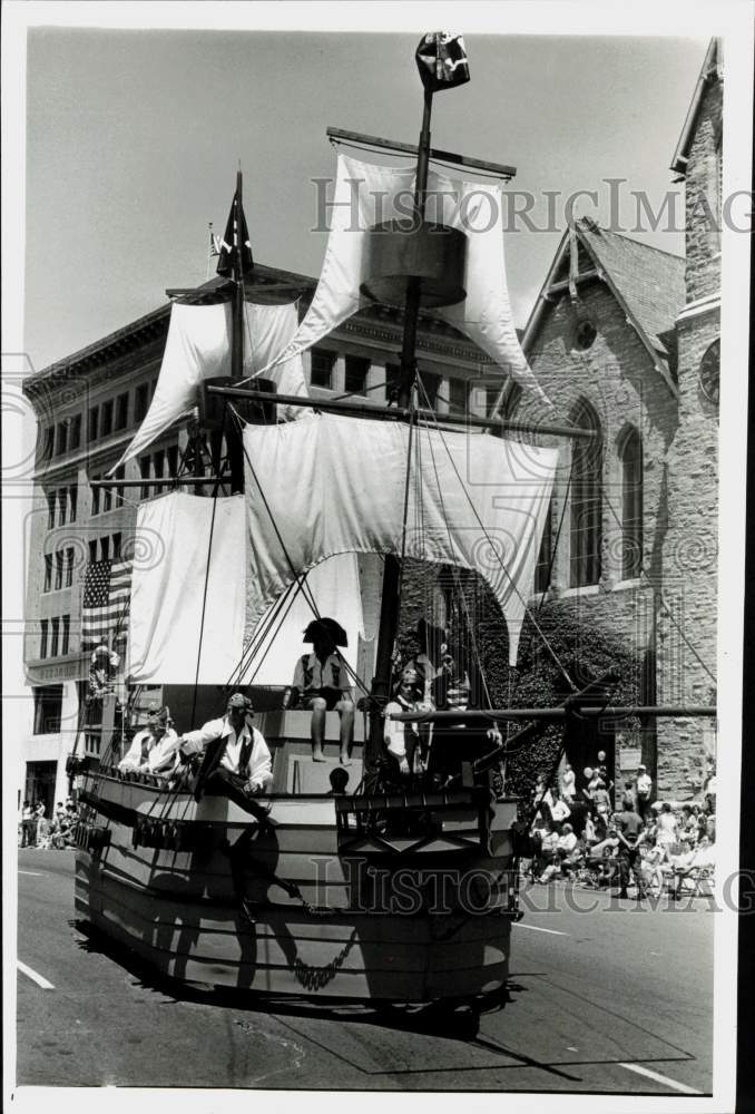 Press Photo Pirate ship in 4th of July parade, Pittsfield, Massachusetts- Historic Images