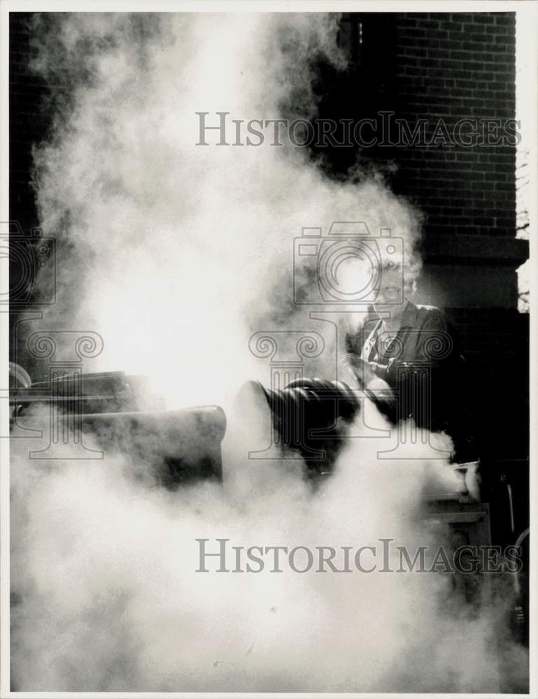 1988 Press Photo Roy Gionfriddo steam cleans fire engine, Holyoke, Massachusetts- Historic Images