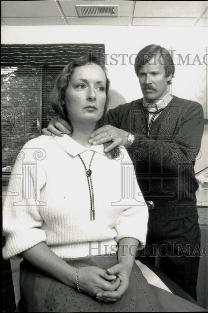 1987 Press Photo Dr. Daniel Peterson examines patient Cathleen VanArkel.- Historic Images