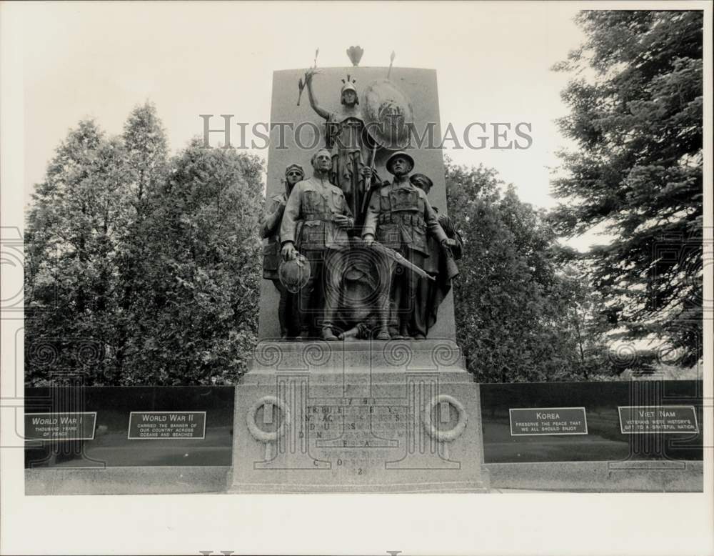 1988 Press Photo Veterans Monument on South Street in Pittsfield, Massachusetts- Historic Images