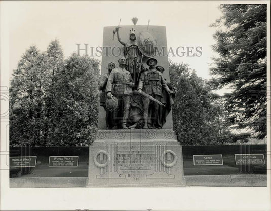 1988 Press Photo Veterans Monument on South Street in Pittsfield, Massachusetts- Historic Images