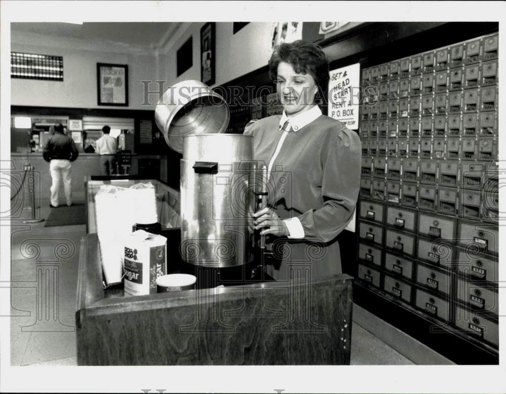 1991 Press Photo Greenfield Postmaster Deborah Phillips preparing coffee.- Historic Images