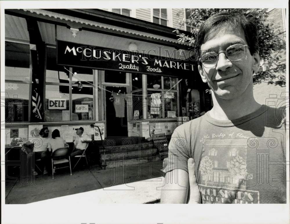 Press Photo Owner Mike McCluaker outside McClusker&#39;s Market, Shelbourne Falls- Historic Images