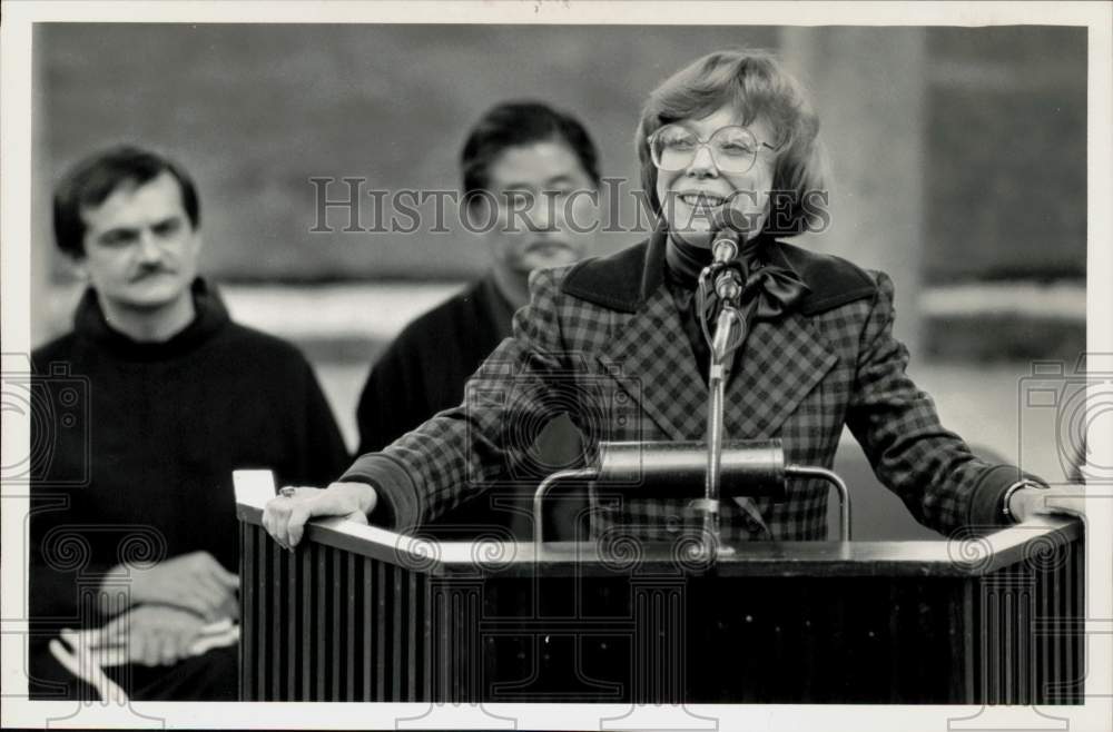 1984 Press Photo Elizabeth Keenan addresses audience at Eliot House dedication.- Historic Images