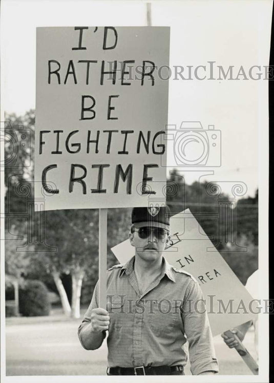 Press Photo Police officer Bob Fredrick pickets at Town Hall, Palmer, MA- Historic Images