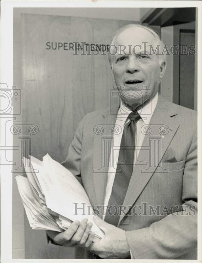 1988 Press Photo Donald B. Frizzle, Superintendent of Amherst Schools- Historic Images