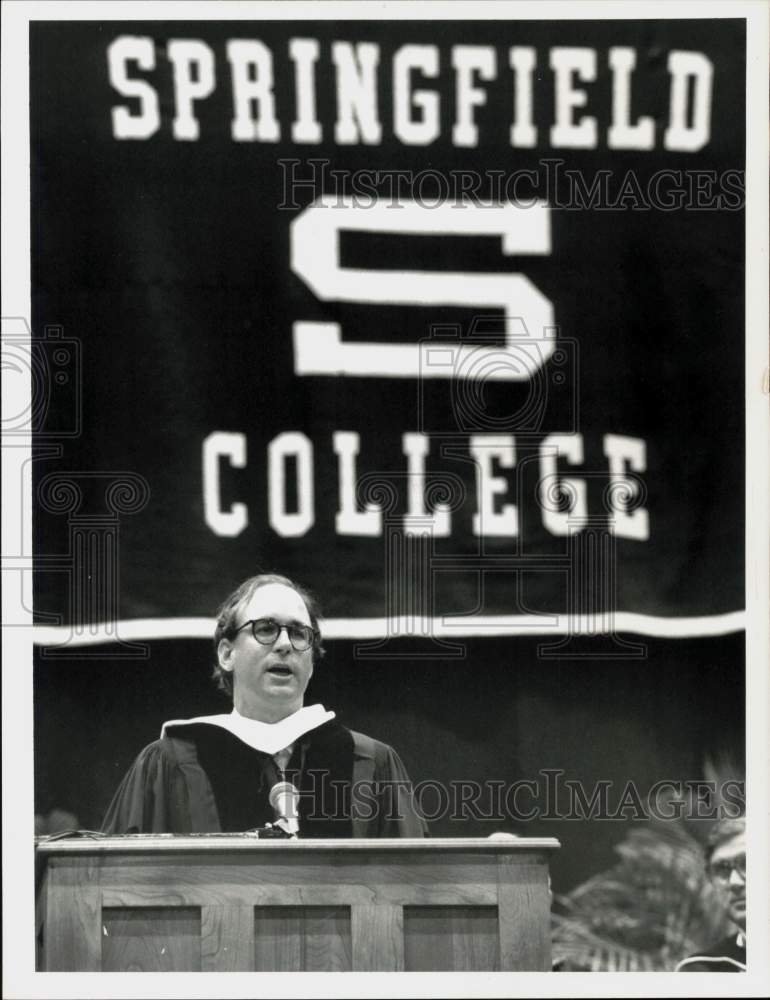 1990 Press Photo Author Tracy Kidder speaks at Springfield College, MA- Historic Images