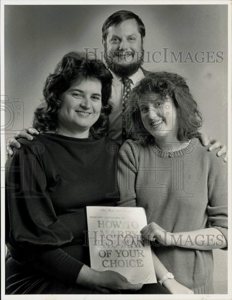 1985 Press Photo Author Margaret Kent and her family - sra34031- Historic Images