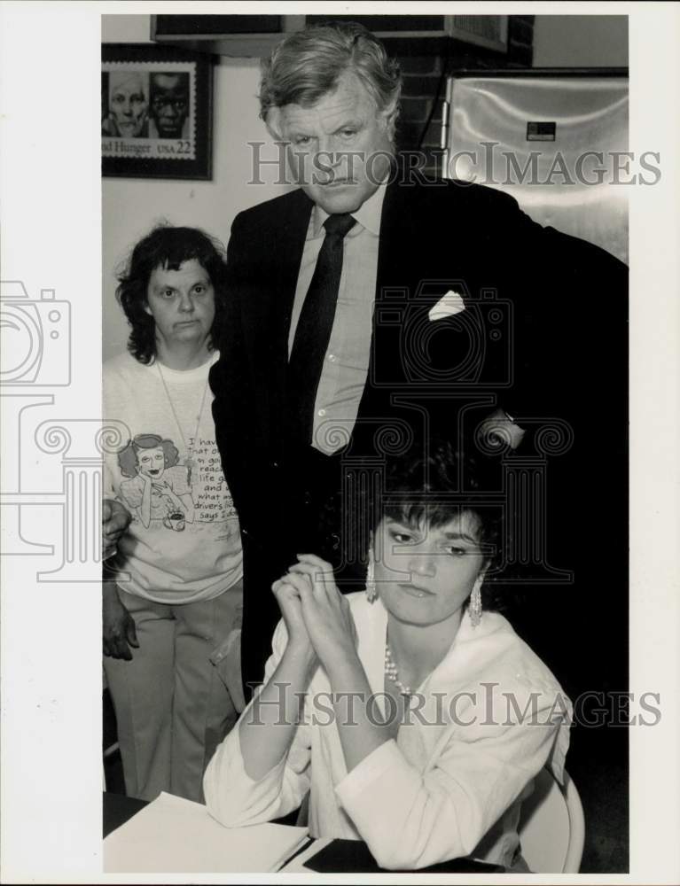 1988 Press Photo Senator Edward Kennedy at Loaves &amp; Fishes meeting, MA- Historic Images