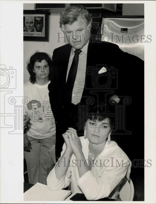 1988 Press Photo Senator Edward Kennedy at Loaves & Fishes meeting, MA- Historic Images