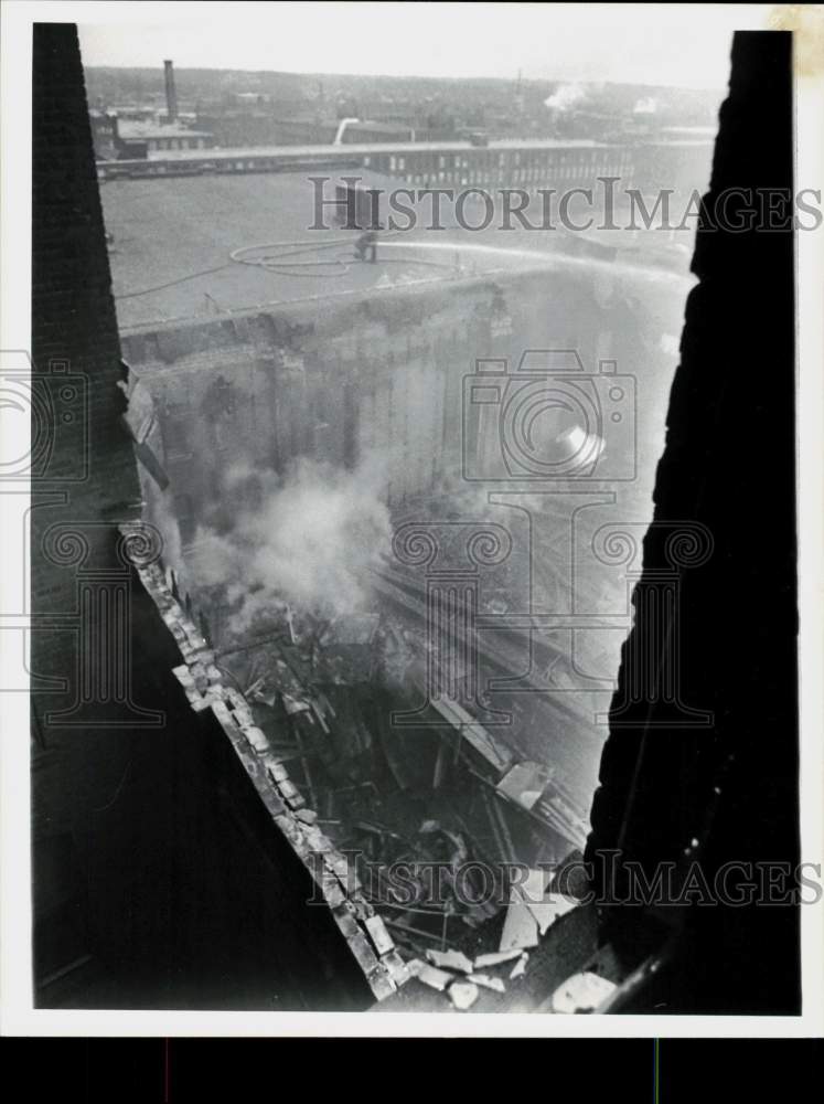 1979 Press Photo Holyoke fireman sprays fire from roof of Holyoke Police Station- Historic Images