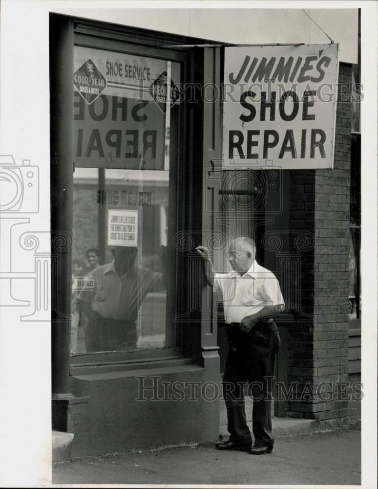 1985 Press Photo Retired shoemaker Vincenzo Galluzzo in front of his shop.- Historic Images