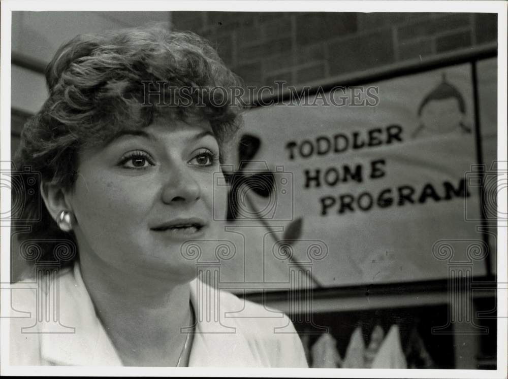 1982 Press Photo Barbara McIntyre, teacher&#39;s aid at Deberry School, Springfield.- Historic Images