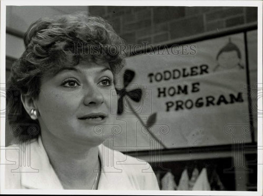 1982 Press Photo Barbara McIntyre, teacher's aid at Deberry School, Springfield.- Historic Images