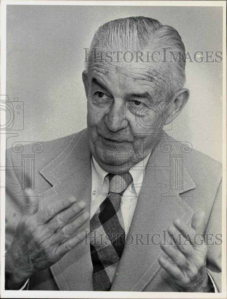 1979 Press Photo Mr. Maloney gestures in Discussion - sra35132- Historic Images