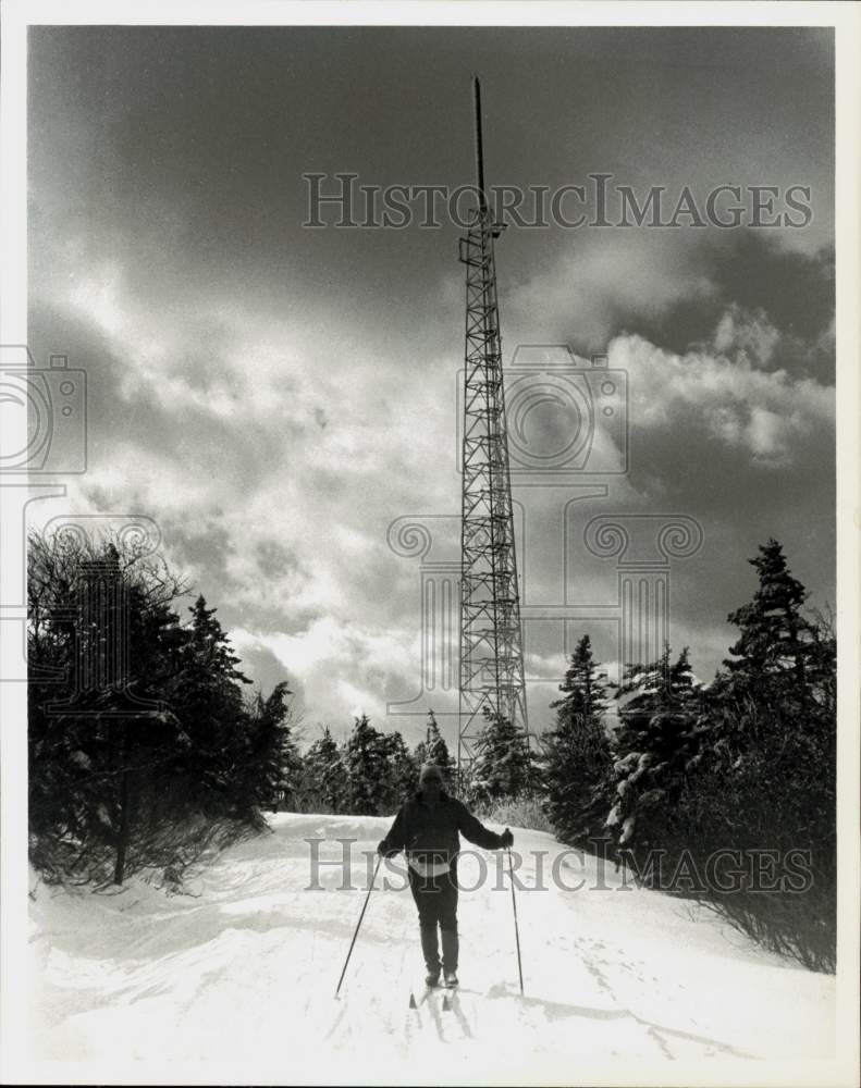 1985 Press Photo Skier near Greylock Radio Tower - sra35181- Historic Images