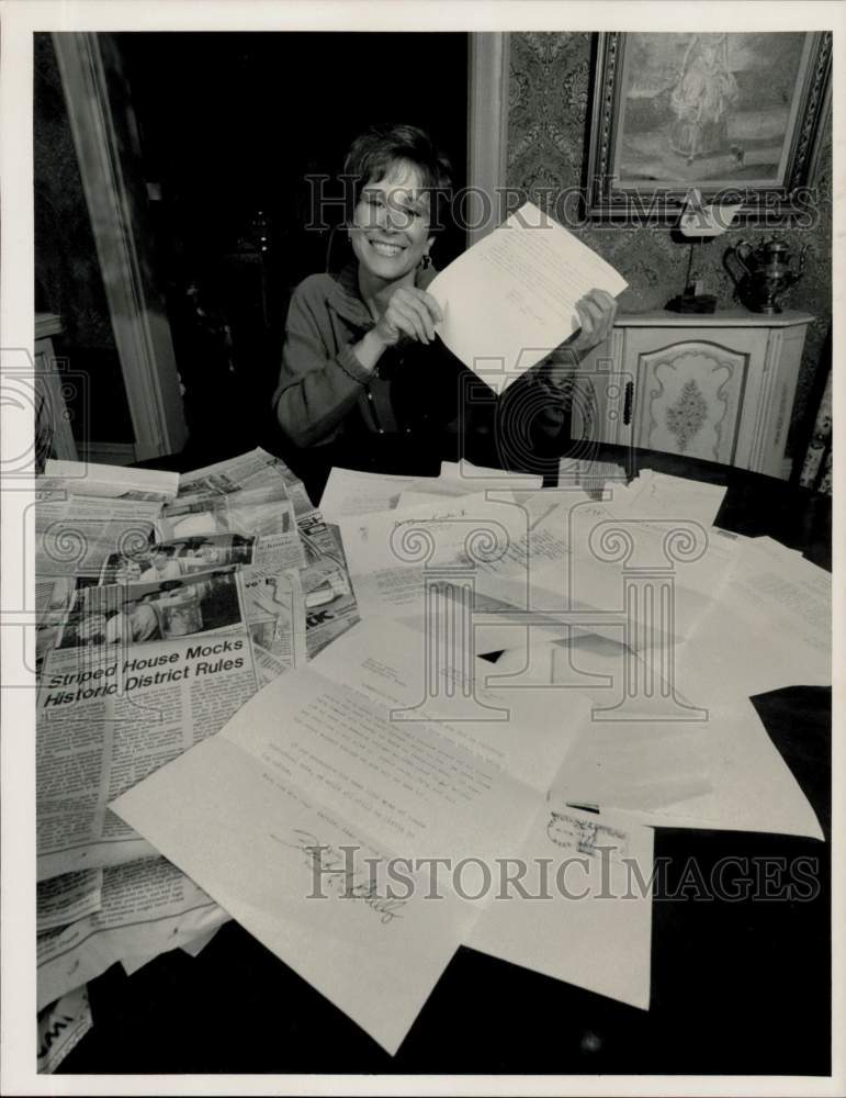 1986 Press Photo Eloise Laino with Letters and Clippings from around the Country- Historic Images