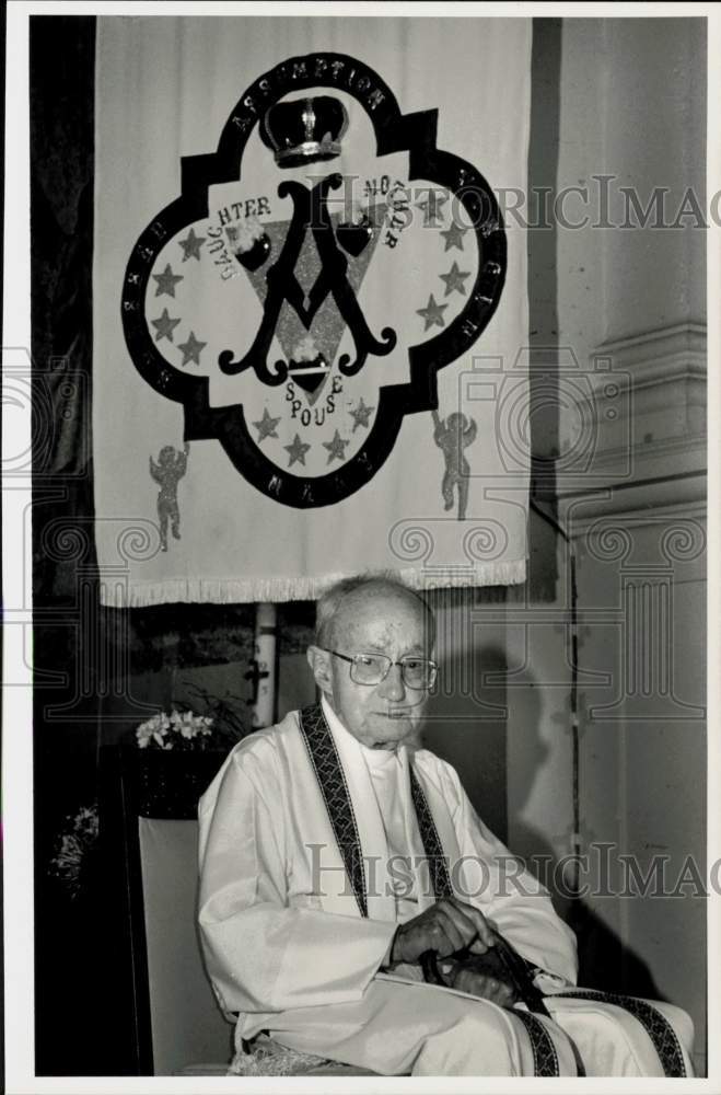 1985 Press Photo Priest Honorat Labrecque at Assumption Parish mass in Chicopee.- Historic Images