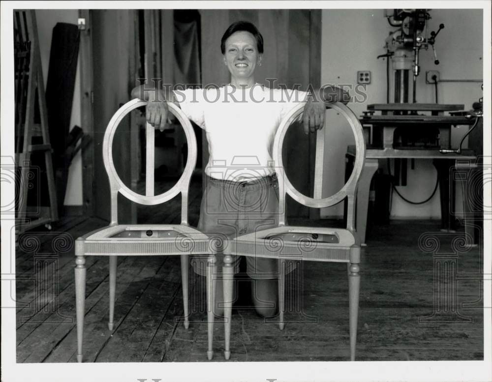 1990 Press Photo Furniture maker Kristina Madsen poses with matching side chairs- Historic Images