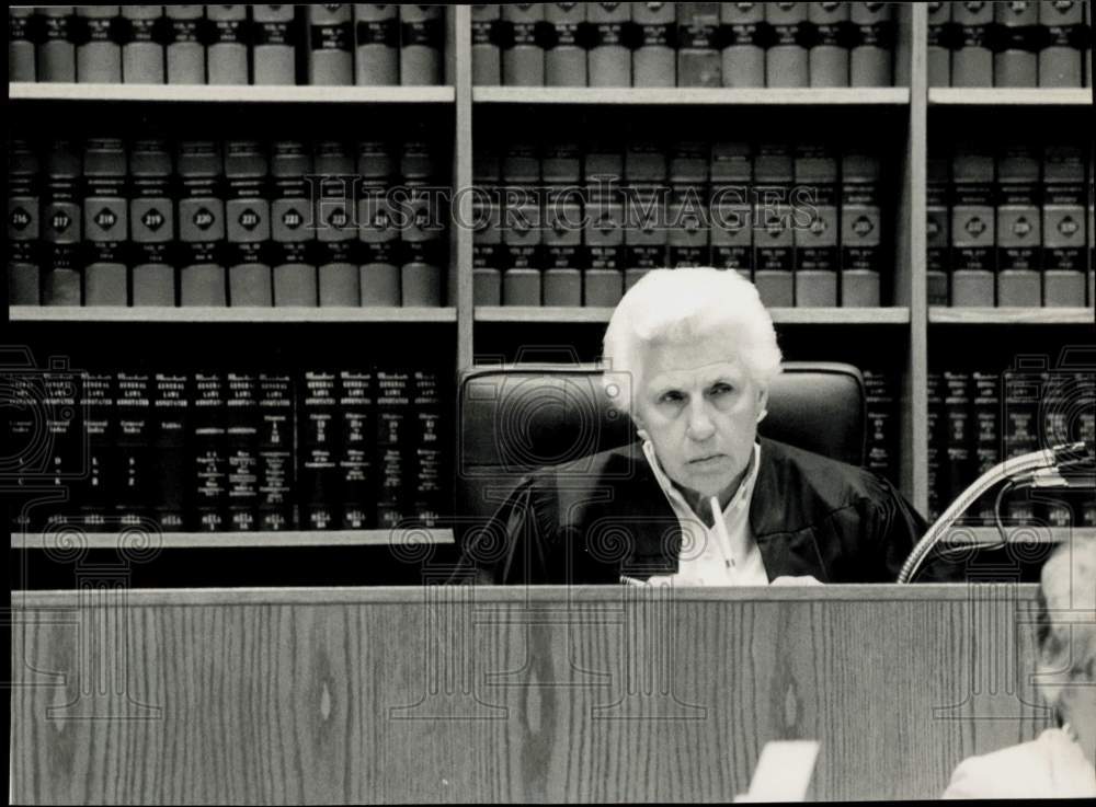 1986 Press Photo A Judge at her desk in the courtroom. - sra35675- Historic Images