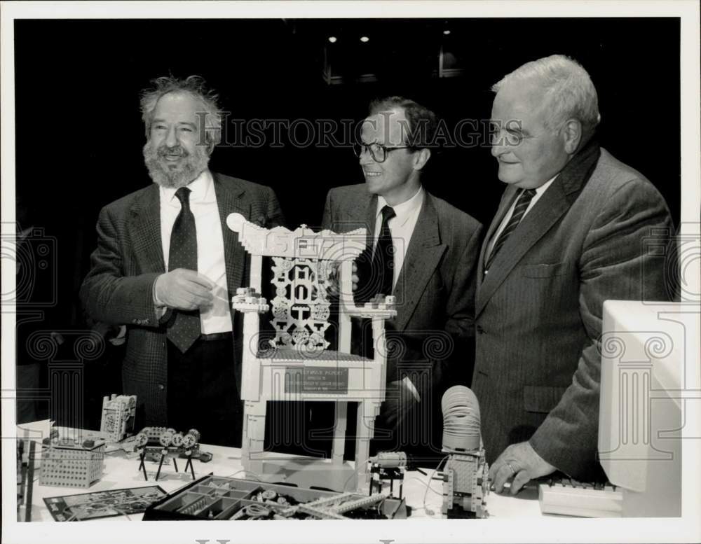 1989 Press Photo Dr. Seymour Papert, Kjeld Kirk Kristiansen &amp; Paul Gray in MA- Historic Images