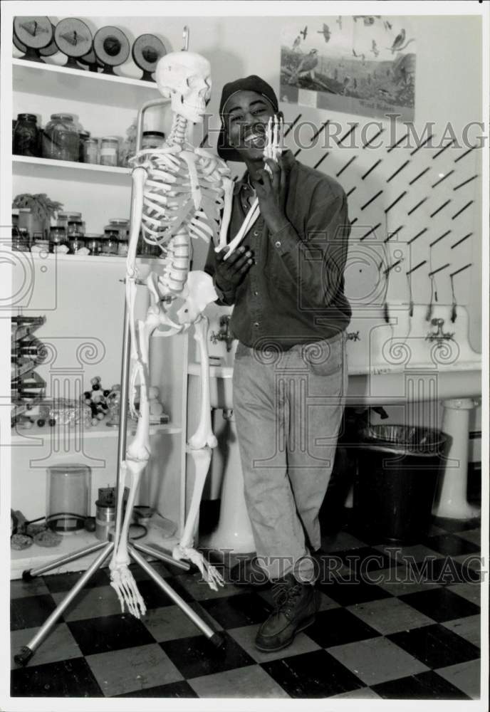 1992 Press Photo Tarik Winston &amp; Skeleton at Professional Children&#39;s School, NYC- Historic Images