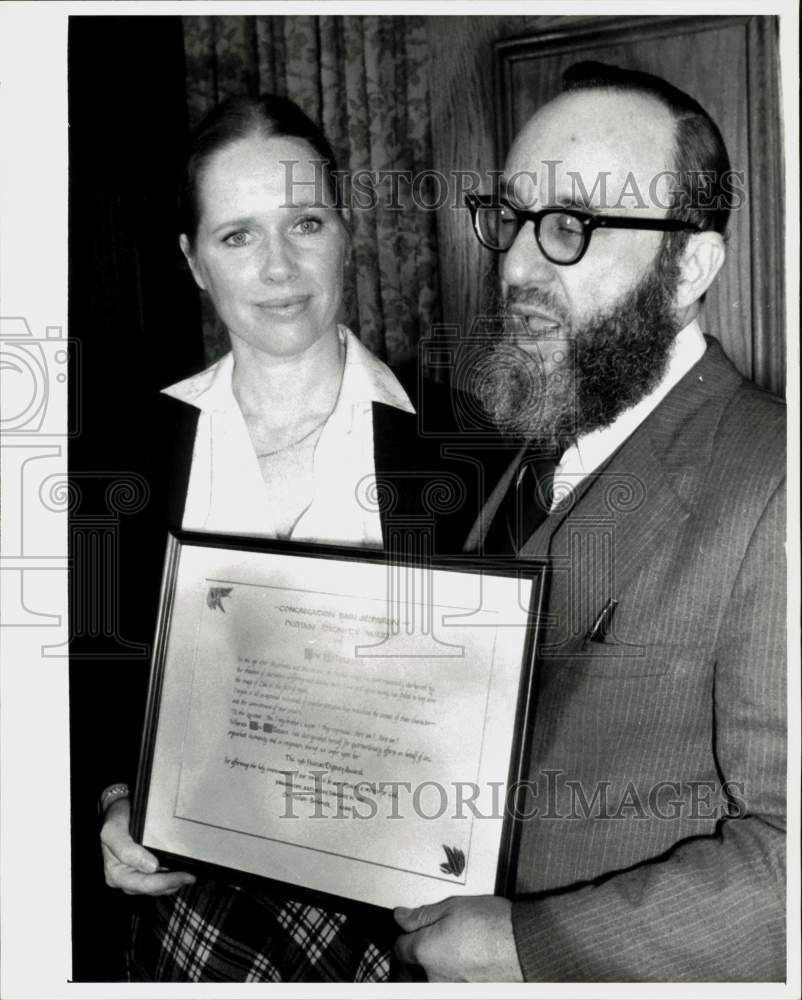 1981 Press Photo Actor Liv Ullmann Gets Human Dignity Award from Rabbi Berkowitz- Historic Images