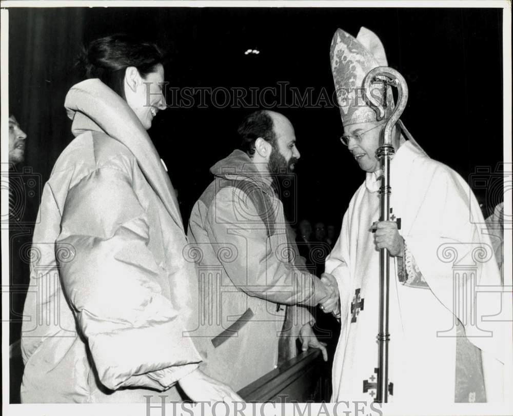 1981 Press Photo Freed Hostage Barry Rosen, Wife Greeted by Cardinal Cooke in NY- Historic Images