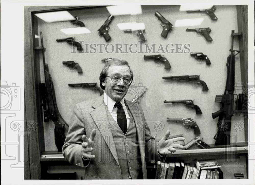 1980 Press Photo C.E. Warner, president of Colt Firearms, Hartford, Connecticut.- Historic Images