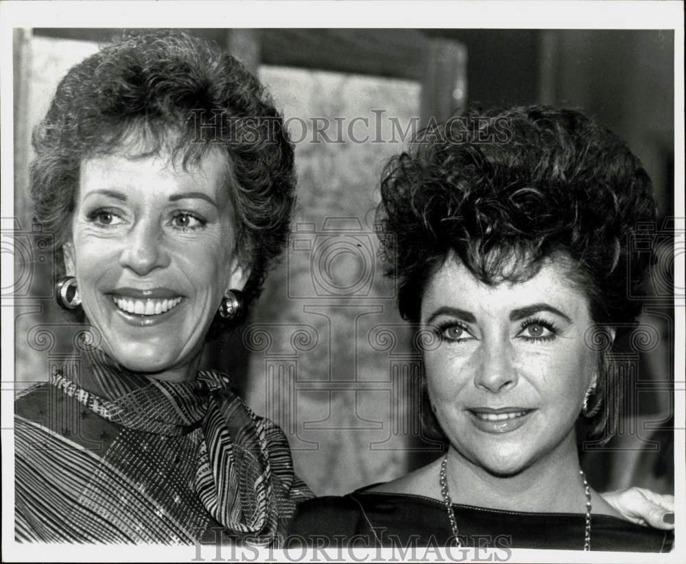 1983 Press Photo Carol Burnett, Elizabeth Taylor of Film &quot;Intimate Strangers&quot;- Historic Images