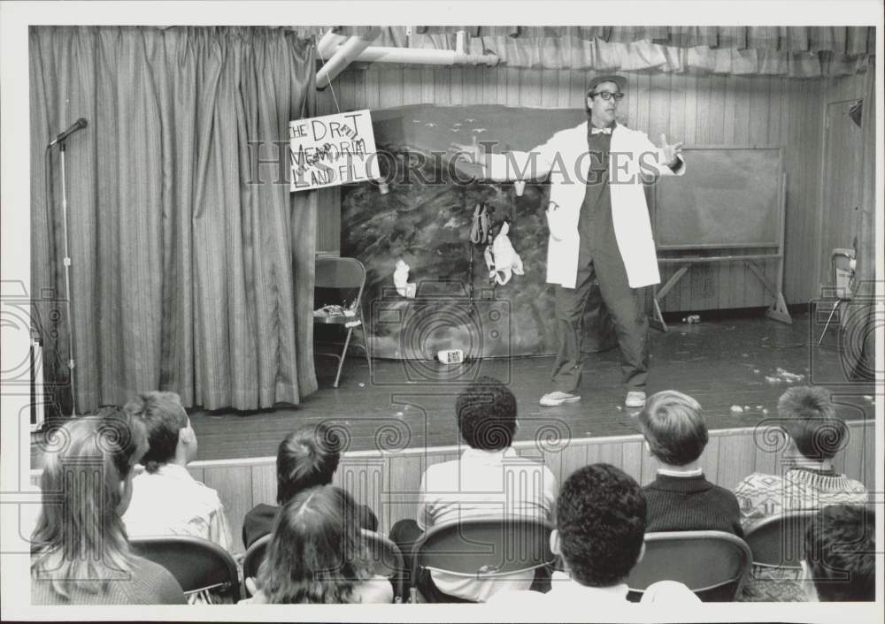 1990 Press Photo Jack Golden (&quot;Dr. Dirt) in Skit about Recycling at MA School- Historic Images