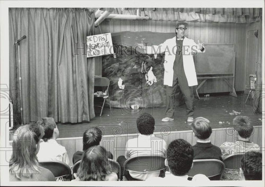 1990 Press Photo Jack Golden ("Dr. Dirt) in Skit about Recycling at MA School- Historic Images