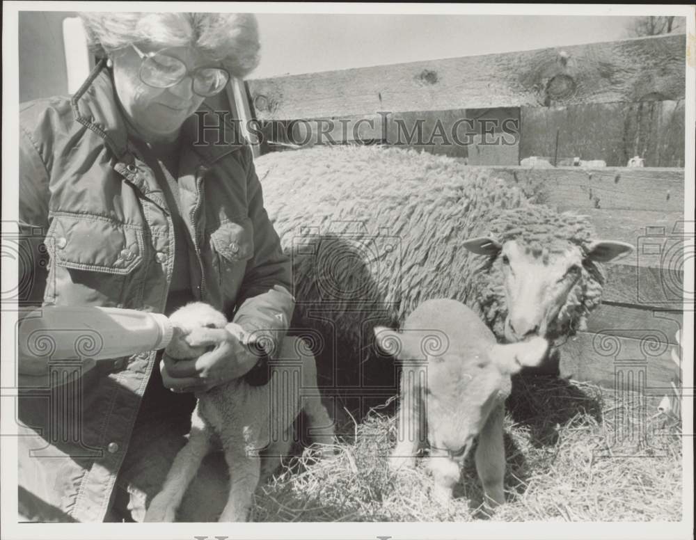 1989 Press Photo Roberta Myers, manager of sheep ranch at Hampshire College.- Historic Images