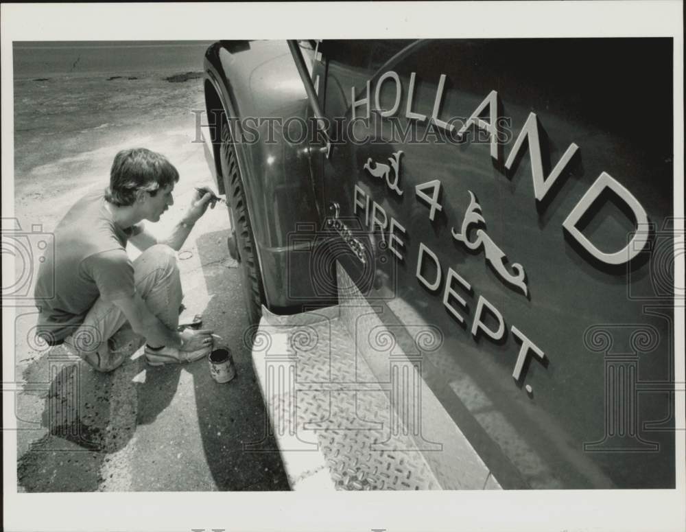 1989 Press Photo Fire Department&#39;s Patrick Moran Paints Trim on Engine, MA- Historic Images